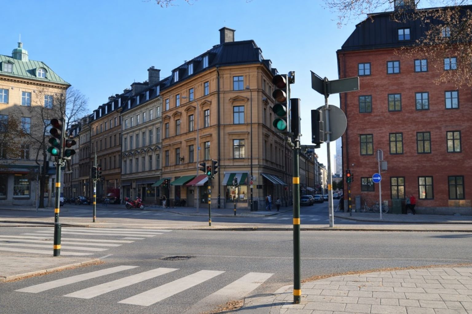Gatukorsning i Stockholm med klassiska byggnader och trafikljus.