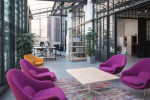 Modernt kontorshotell i Stockholm med färgglada möbler och öppen planlösning.