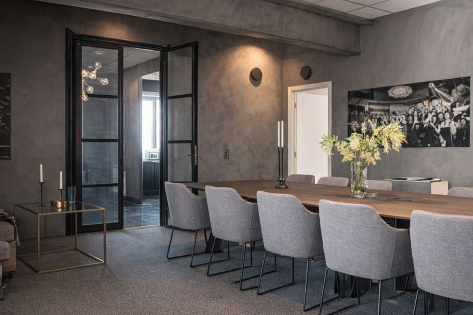 Modernt konferensrum i ett kontorshotell i Stockholm med grå inredning.
