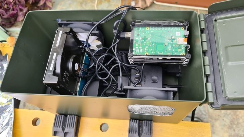 Öppet elektronikbygge i en låda för lokal smarthemsstyrning